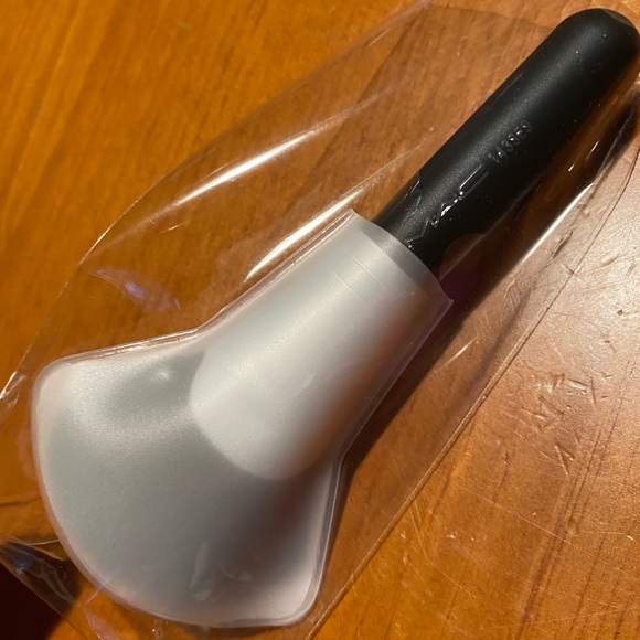 MAC Medium Face Fan Brush 143SES - Picture 3 of 11